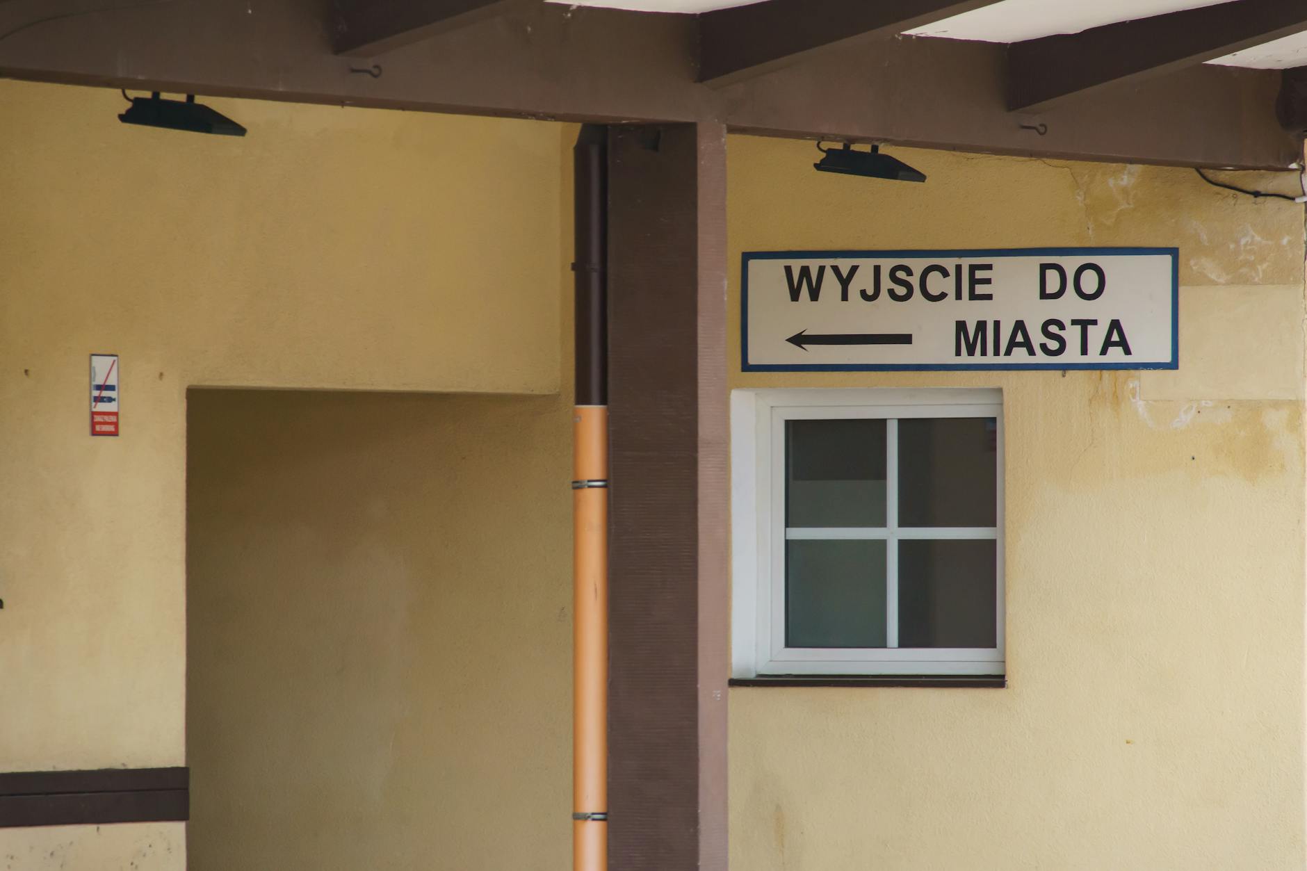 Grafika przedstawiająca kalendarz z zaznaczonymi długimi kolejkami do specjalistów w Słupsku