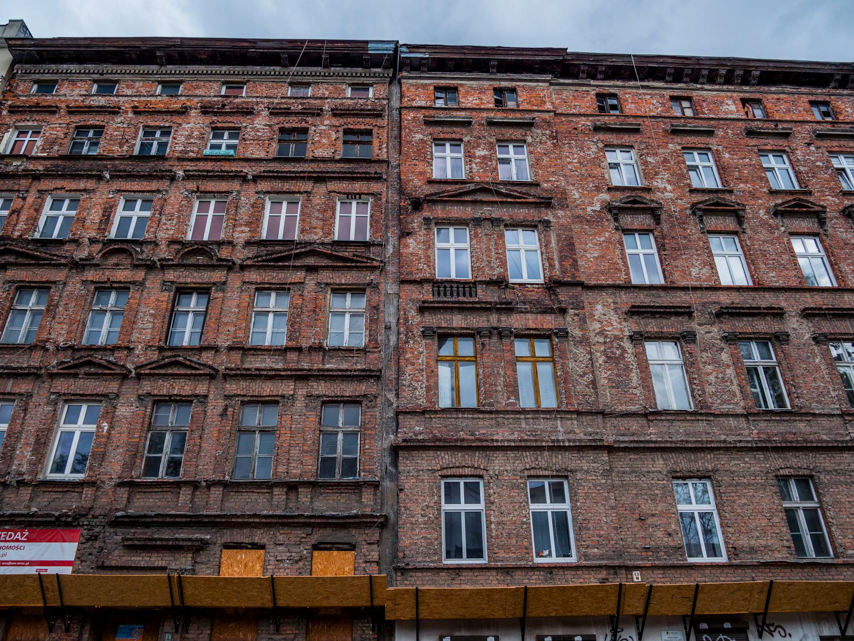 Zabytkowa kamienica w Słupsku odzyskująca blask dzięki dotacjom na remont