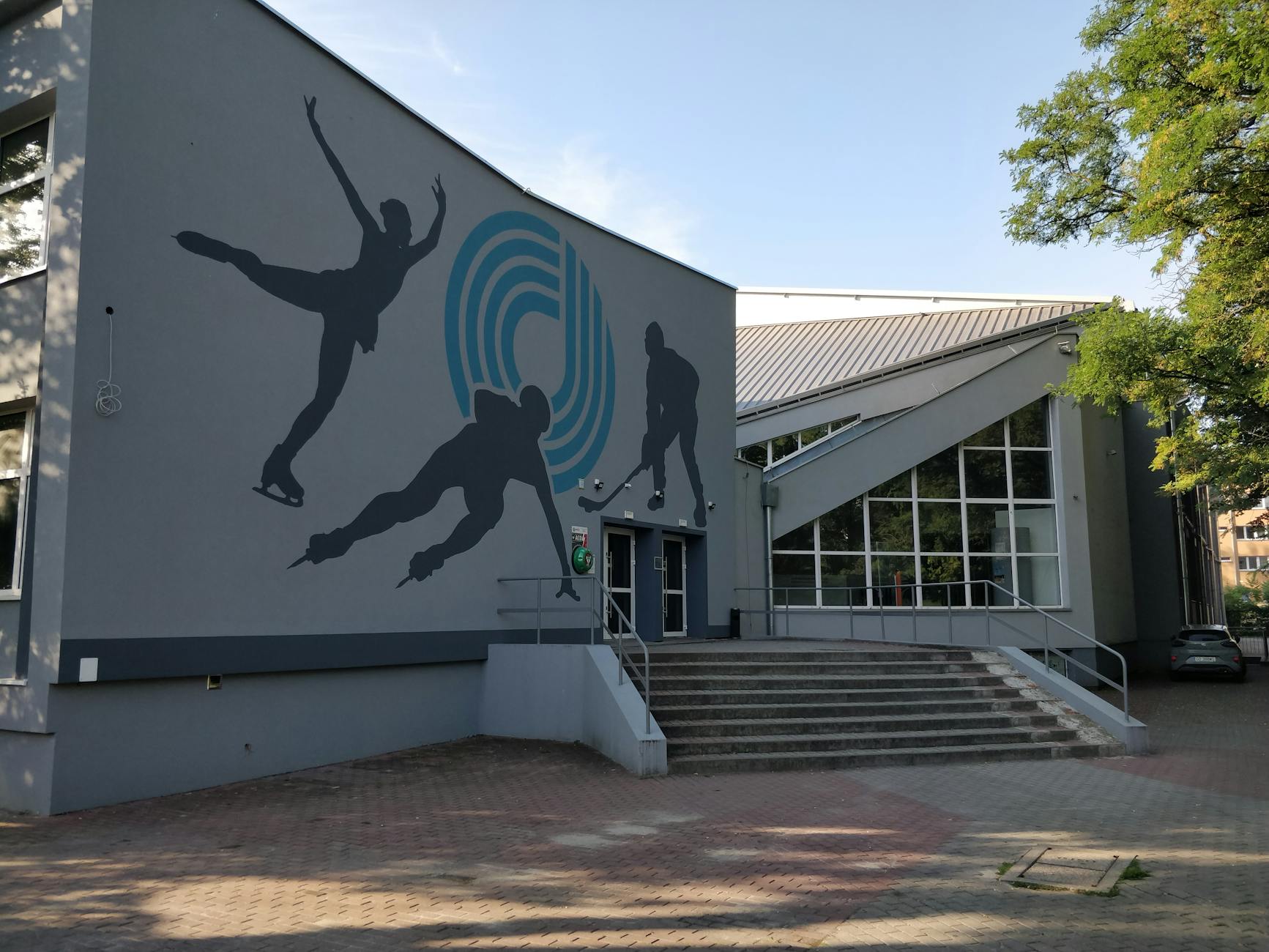 Wizualizacja lub zdjęcie przedstawiające nowoczesną halę sportową, symbolizującą potrzebę inwestycji w Słupsku.